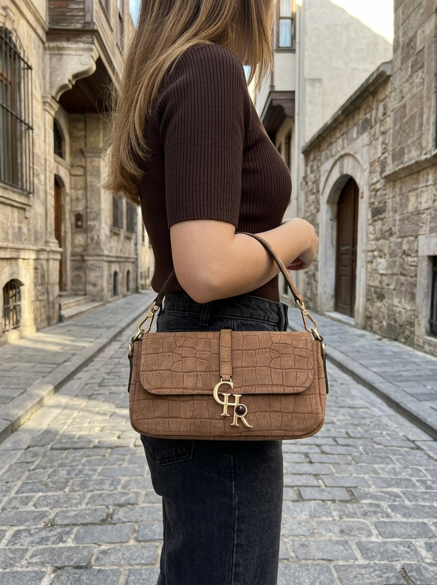 Stella Tan Croc Suede Mini - model üzerinde