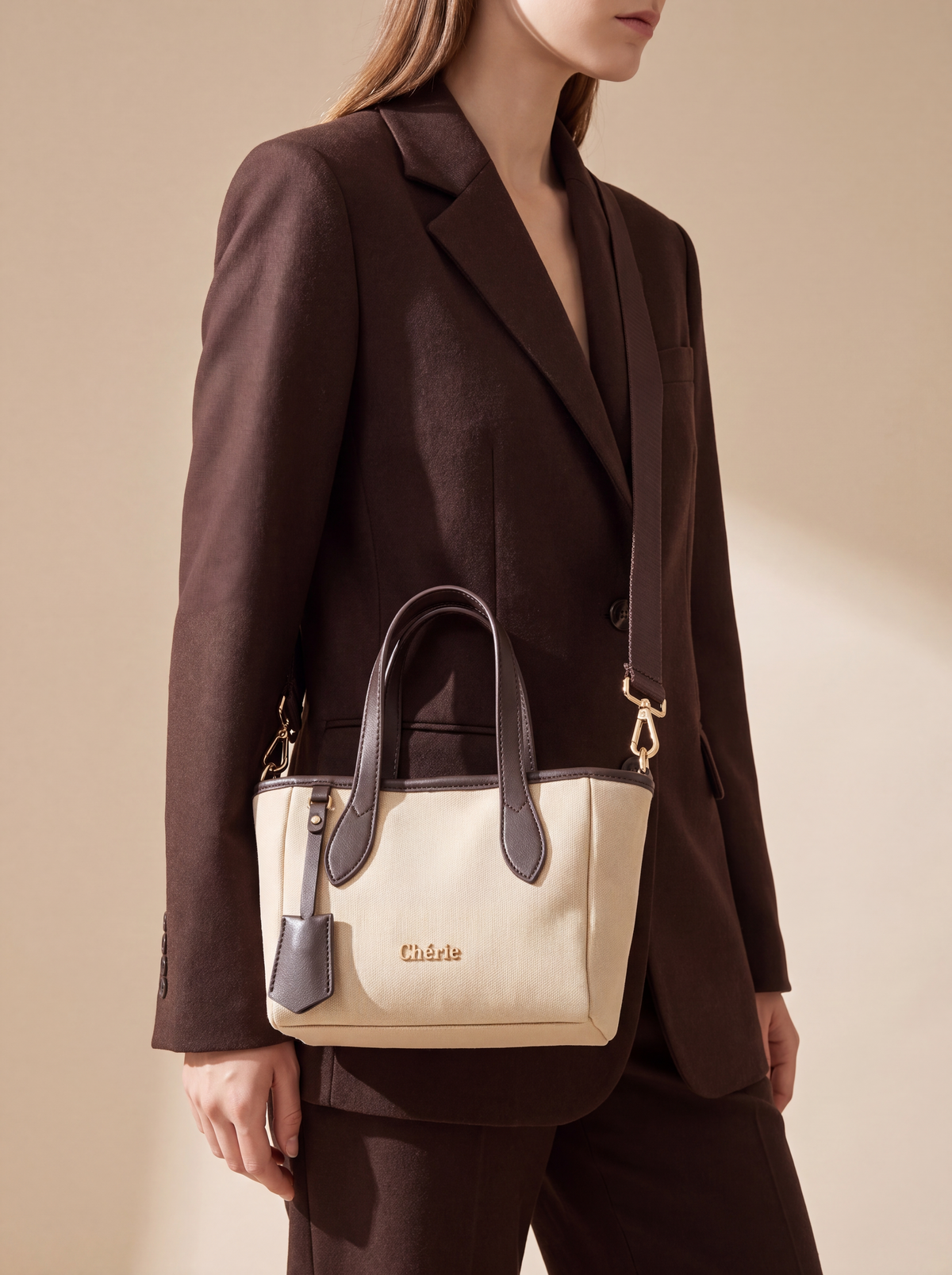 Rachel Student Beige Gold - model üzerinde